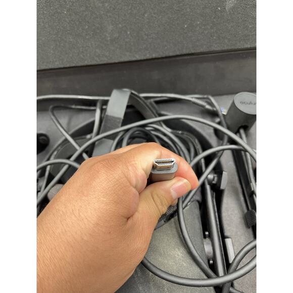 Oculus Rift CV1 Headset With 2 Base Stations And Controllers + Cable (Full Set) - Picture 6 of 16